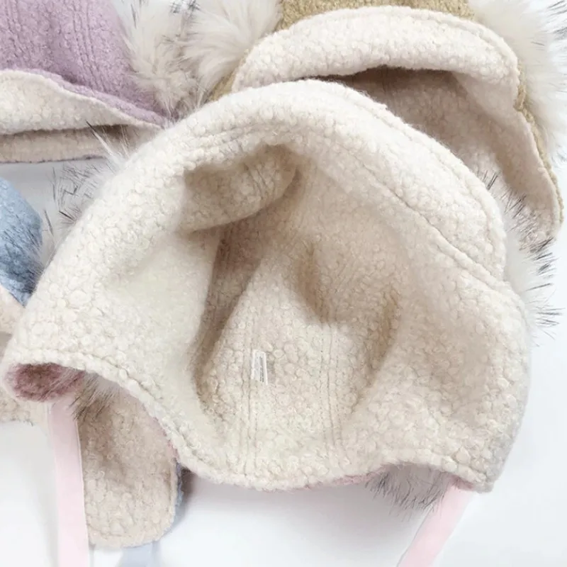 Niedliche Winter-Bombermützen mit Kunstfell-Pompons für Damen, weiche, flauschige Plüschmütze mit Ohrenklappen und Schleife, warme Schneemütze für den Außenbereich, Trapper-Mütze. – Detail 8