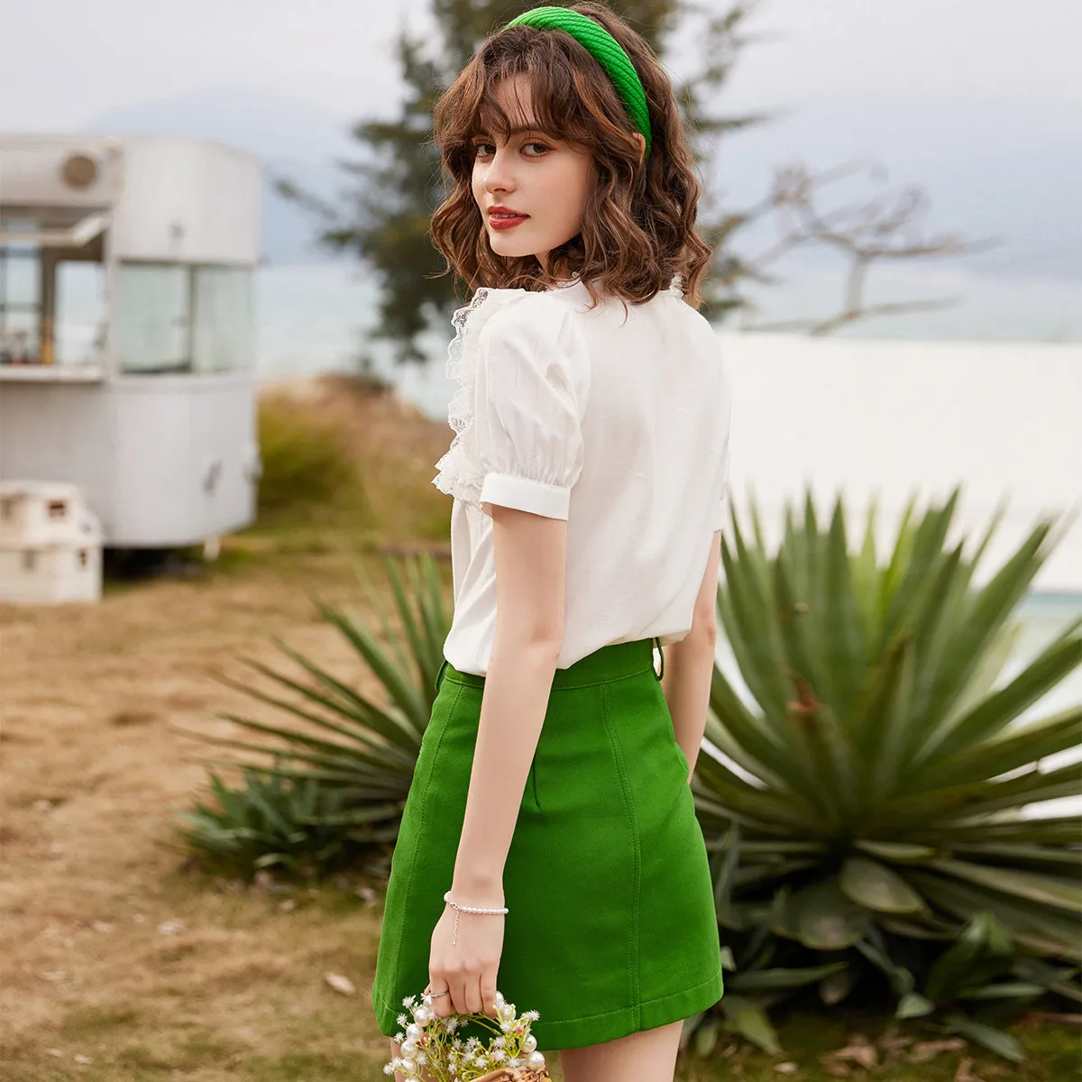 เสื้อเชิ้ตผู้หญิง LOUIS YAO รุ่นใหม่ ปี 2025 ลายปักจีบ แต่งระบาย คอตั้ง แขนสั้น สไตล์เกาหลี ยอดนิยม