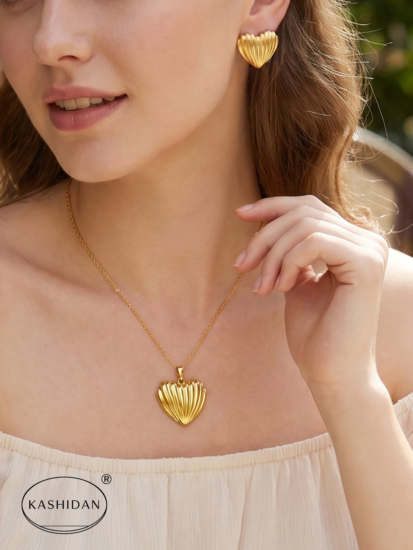 French Vintage Gold Color Metal Jewelry Set Trendy Sleek Fluted Love Heart Pendant Necklace Set