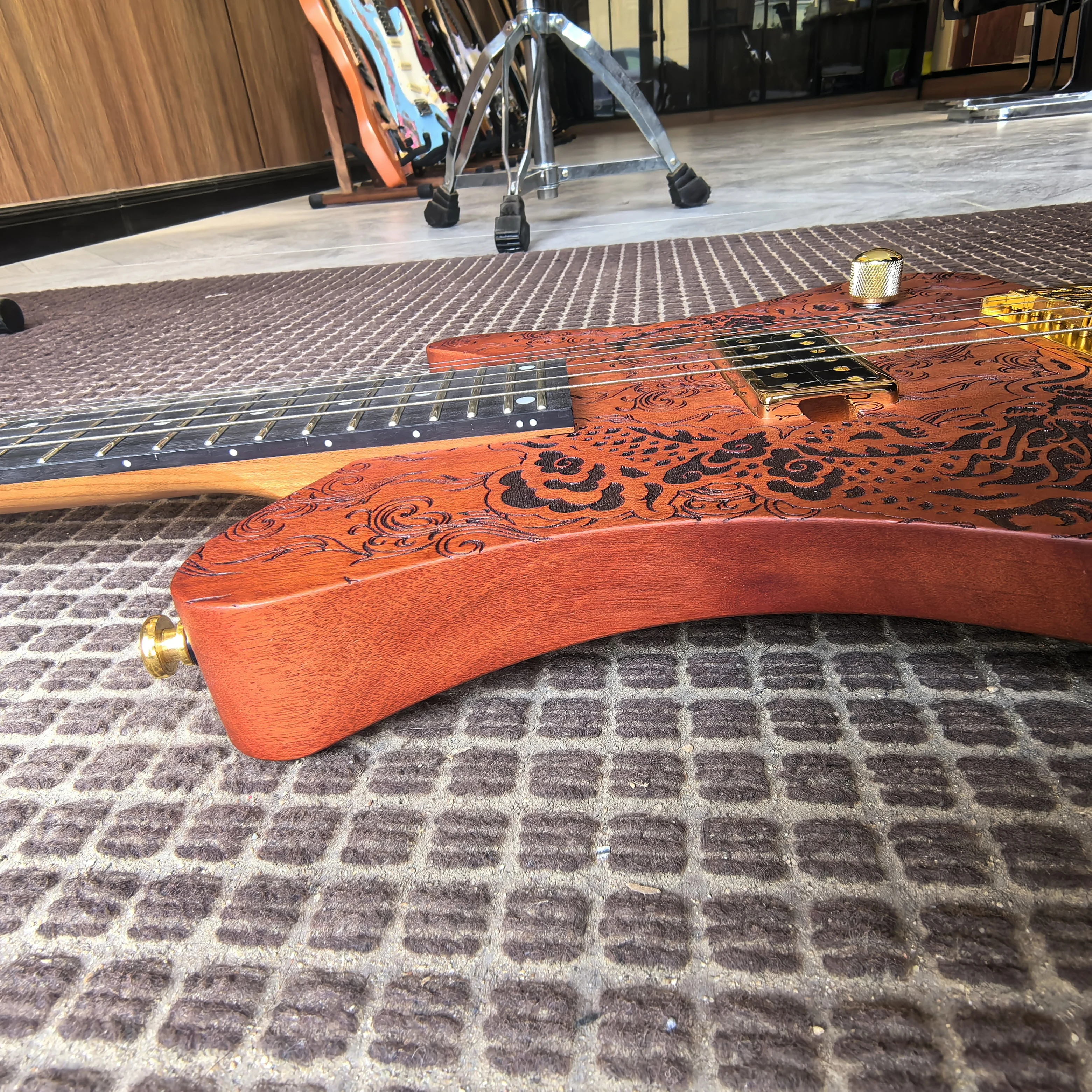 جيتار كهربائي مكون من 6 أوتار على الطراز العتيق بطول إجمالي 90 سم، ومسافة سلسلة 648 مم، وحقنات رأس مستديرة، وجسم من خشب الماهوجني، متوفر في المخزون.