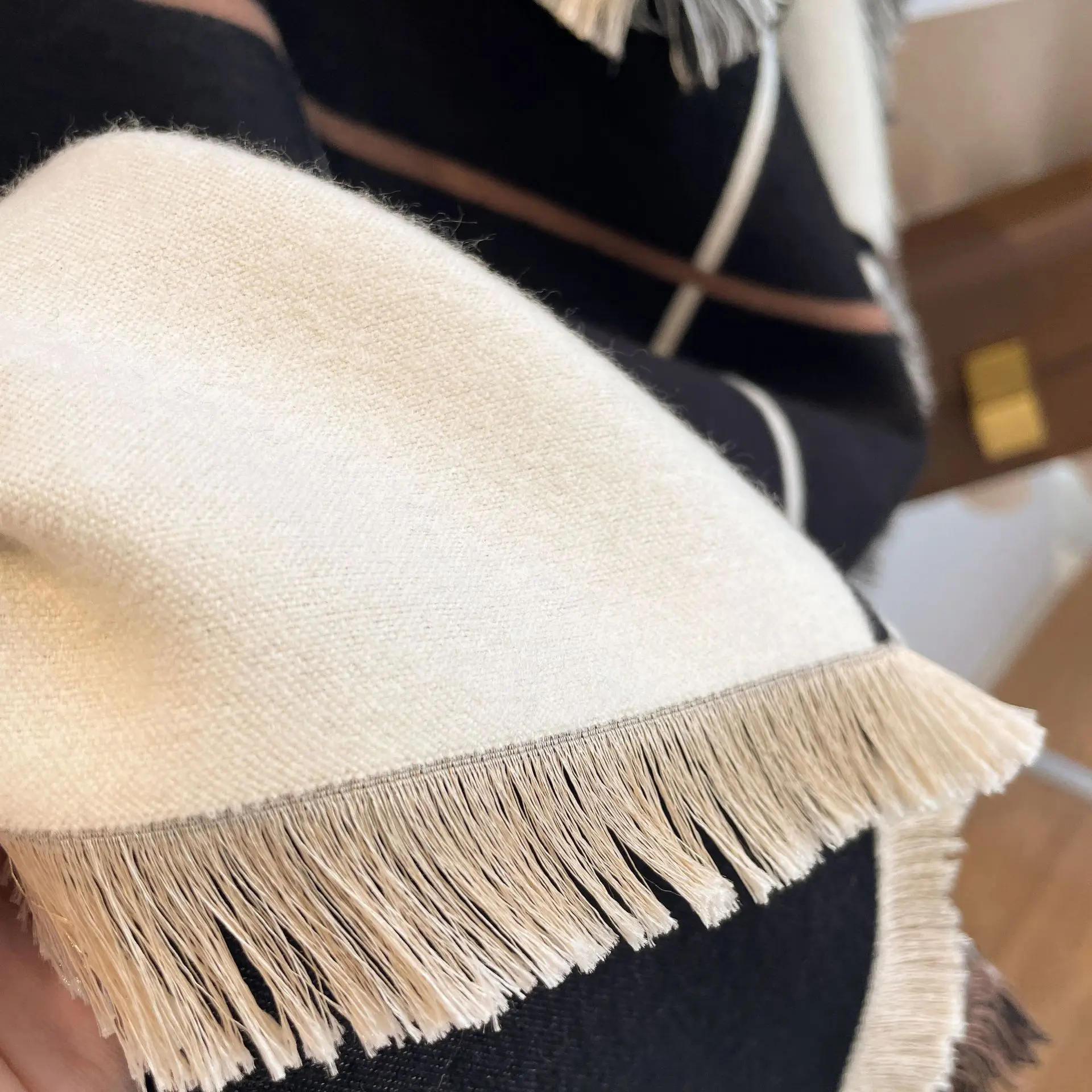 2024 Autumn Winter New Fashion H Letter Matching Color Imitation Cashmere Scarf Women Warm Air Conditioning Shawl Tassel Poncho