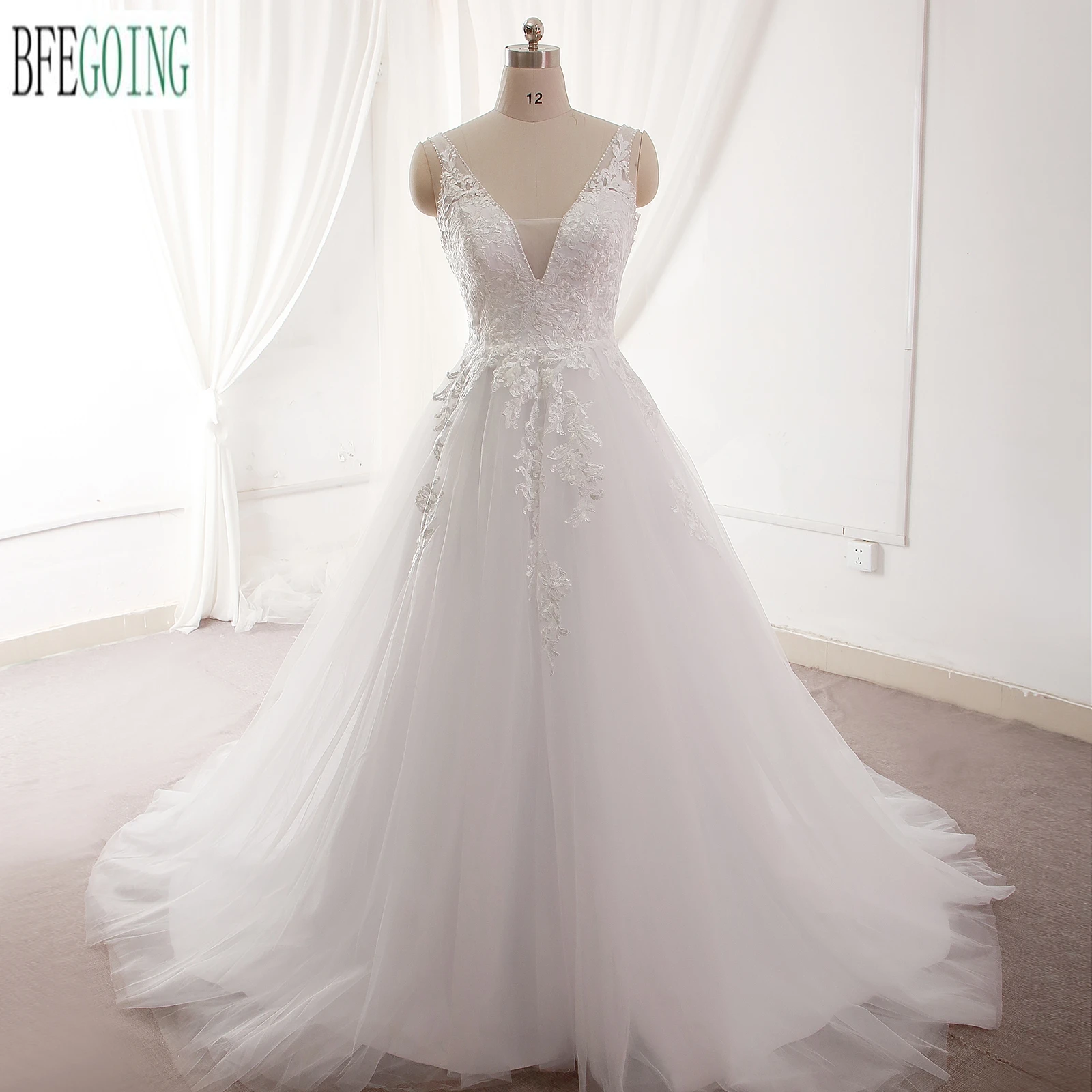 White Lace Tulle A-Line Wedding Dresses Chapel Train Customized Floor-Length Sleeveless Bridal Gowns
