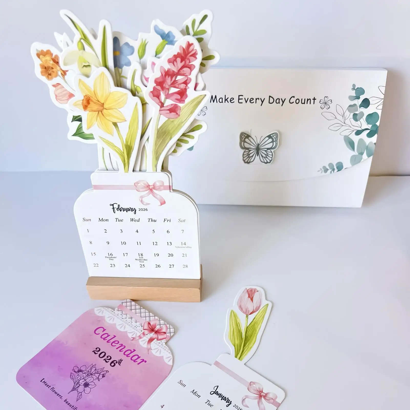 ปฏิทินตั้งโต๊ะขนาดเล็ก 2026 ปฏิทินตั้งโต๊ะขนาดเล็กลายดอกไม้บลูมมี่พร้อมฐานไม้แนวตั้งแบบพลิกได้สำหรับวางแผนงานตกแต่ง