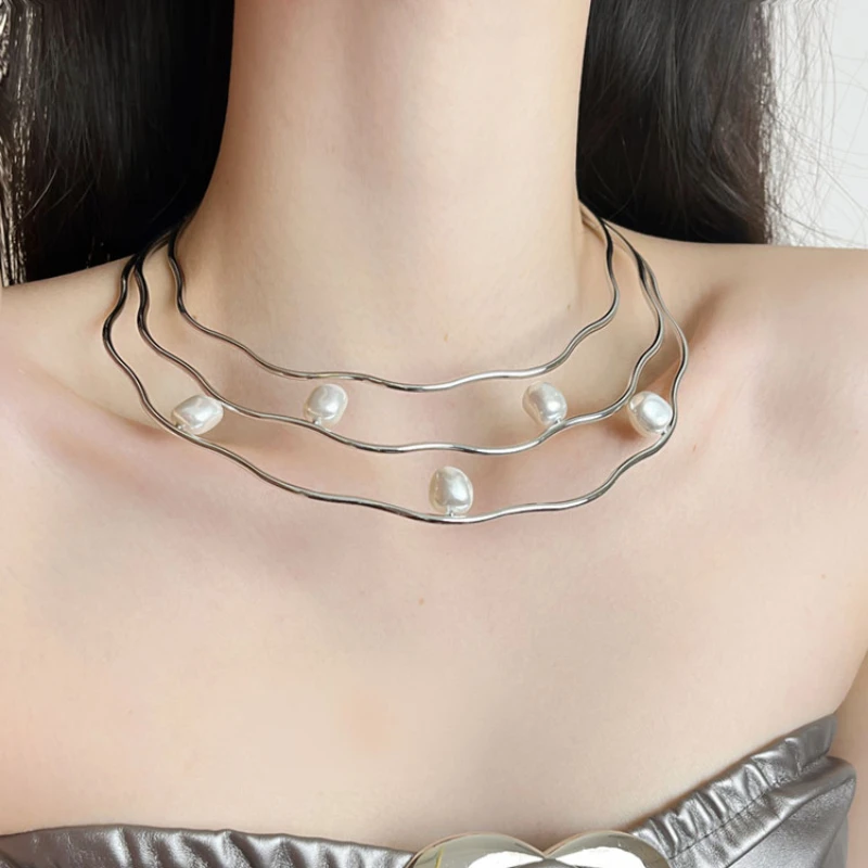 

*Three-layer wavy pearl choker choker