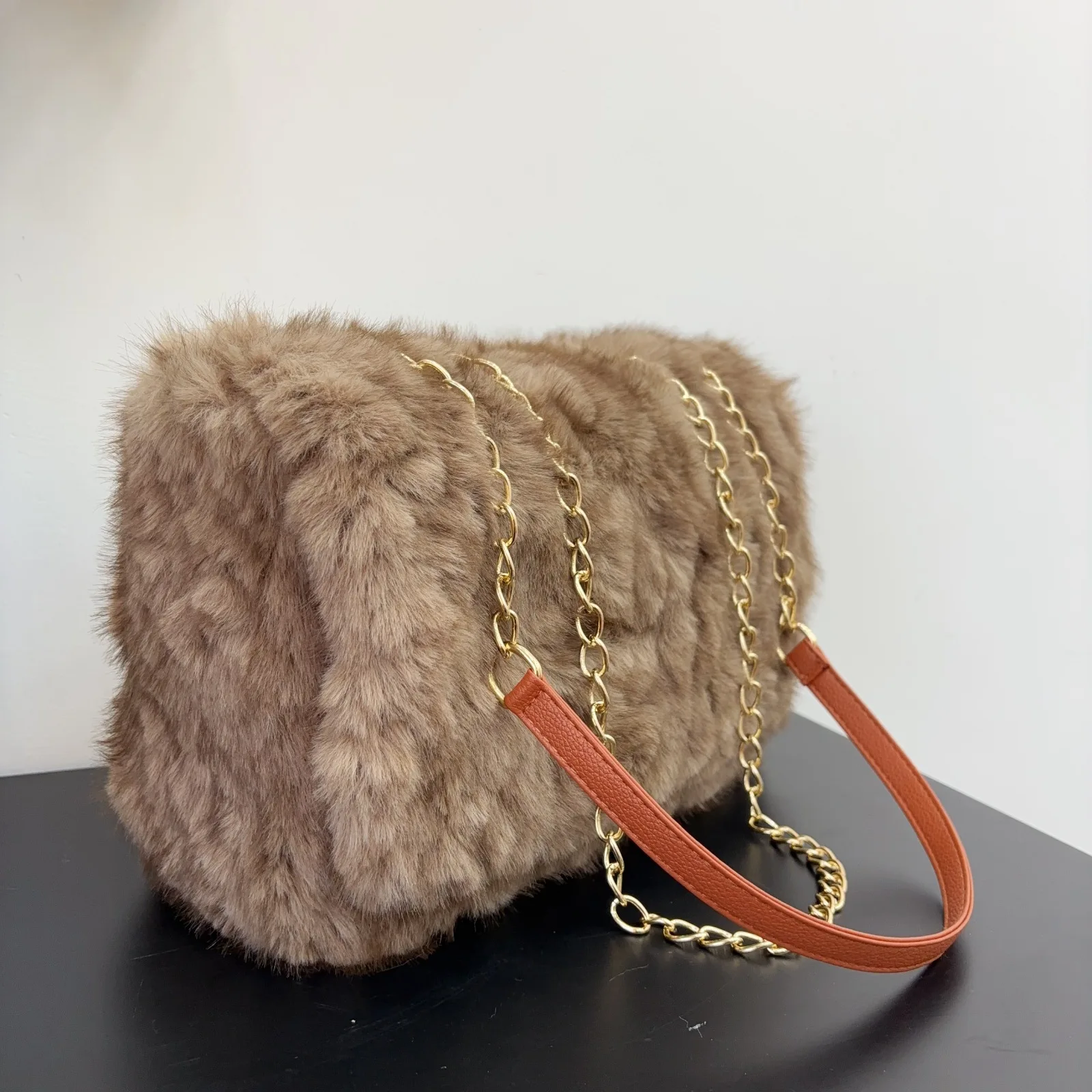 

2025 Autumn/Winter New Faux Fur Fashion and Versatile Chain Handbag Design Plush Bag Large Capacity Underarm Bag Shoulder Bag