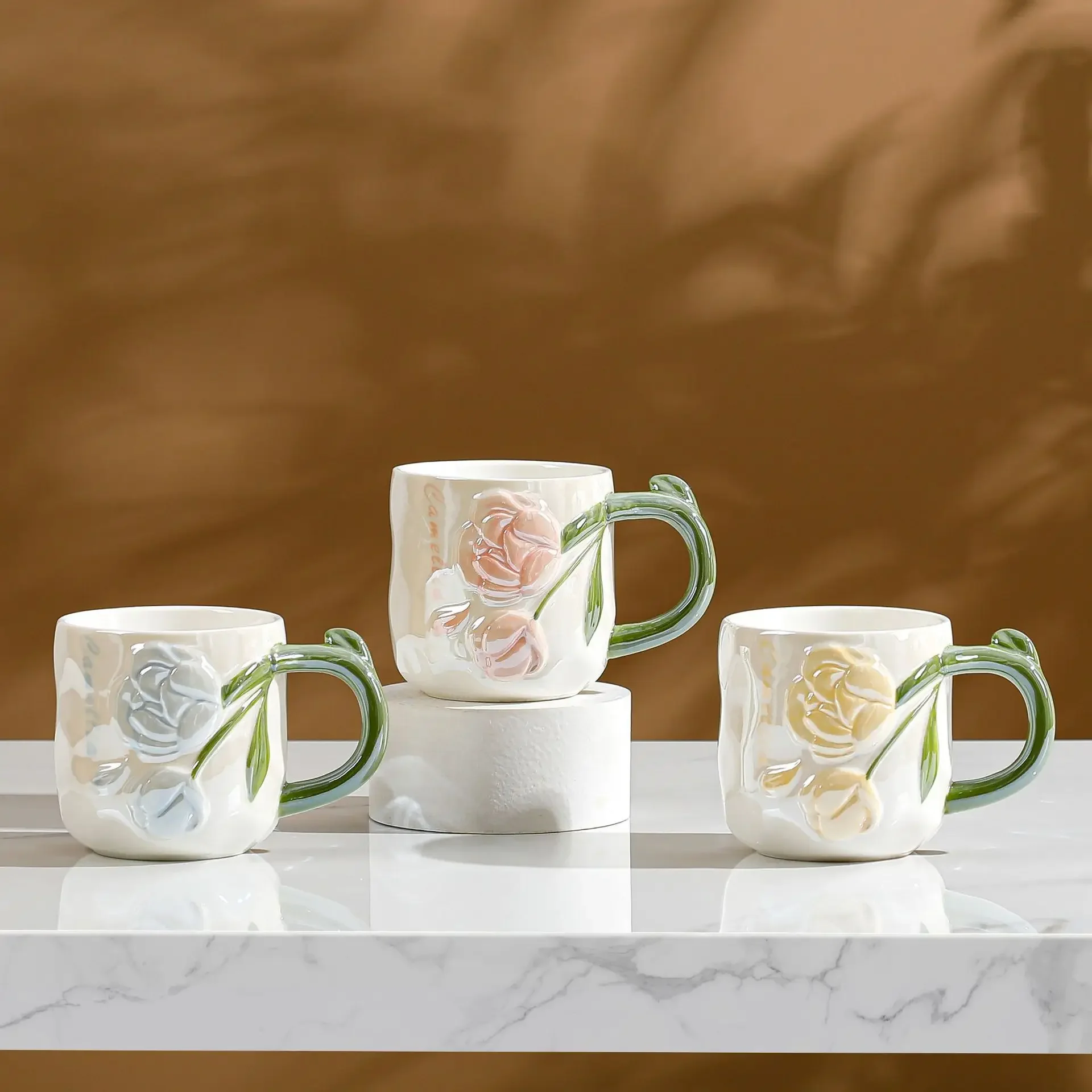 

Pearlescent Glazed Tulip Ceramic Cup Mug with Lid Hand-painted Relief Coffee Cup Girls Flower Water Cups Gift Family Mugs