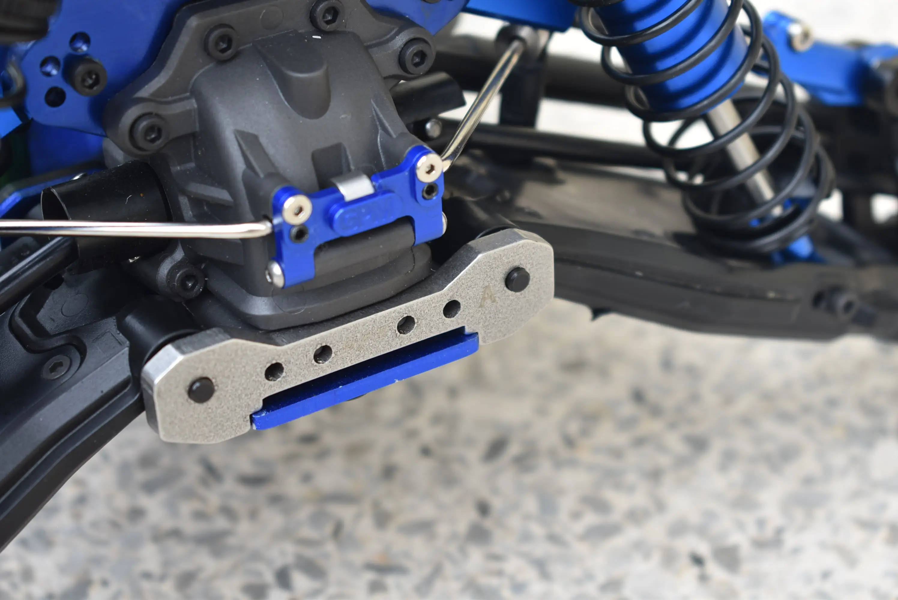 Trineo GPM TRAXXAS 1/8 4WD para barra de amarre de mamparo inferior delantera de acero inoxidable