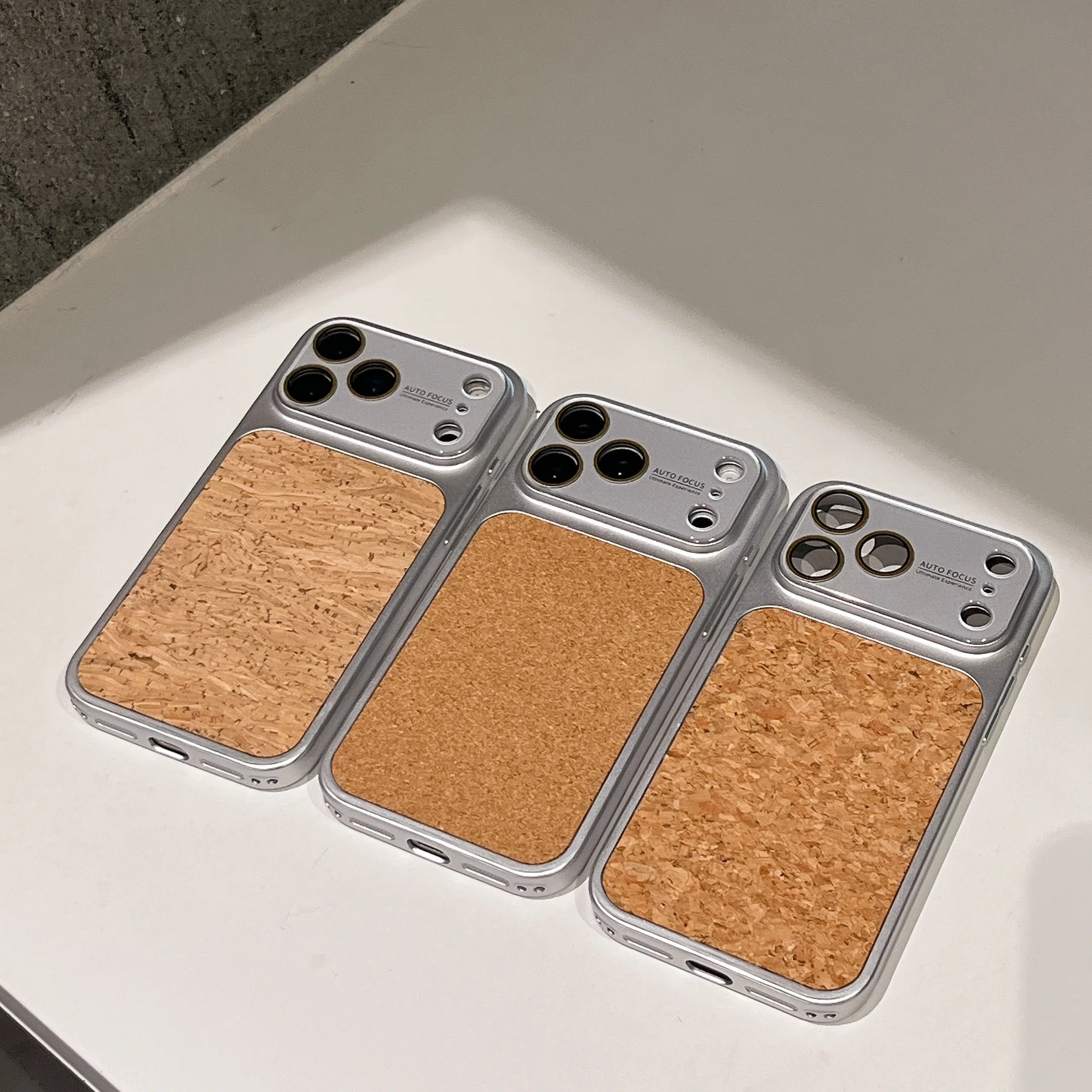 Minimalistische stoßfeste Handyhülle mit Holzoptik-Korkmuster und Silberrahmen für iPhone 17 16 15 14 11 12 13 Pro Max Plus Rückseite
