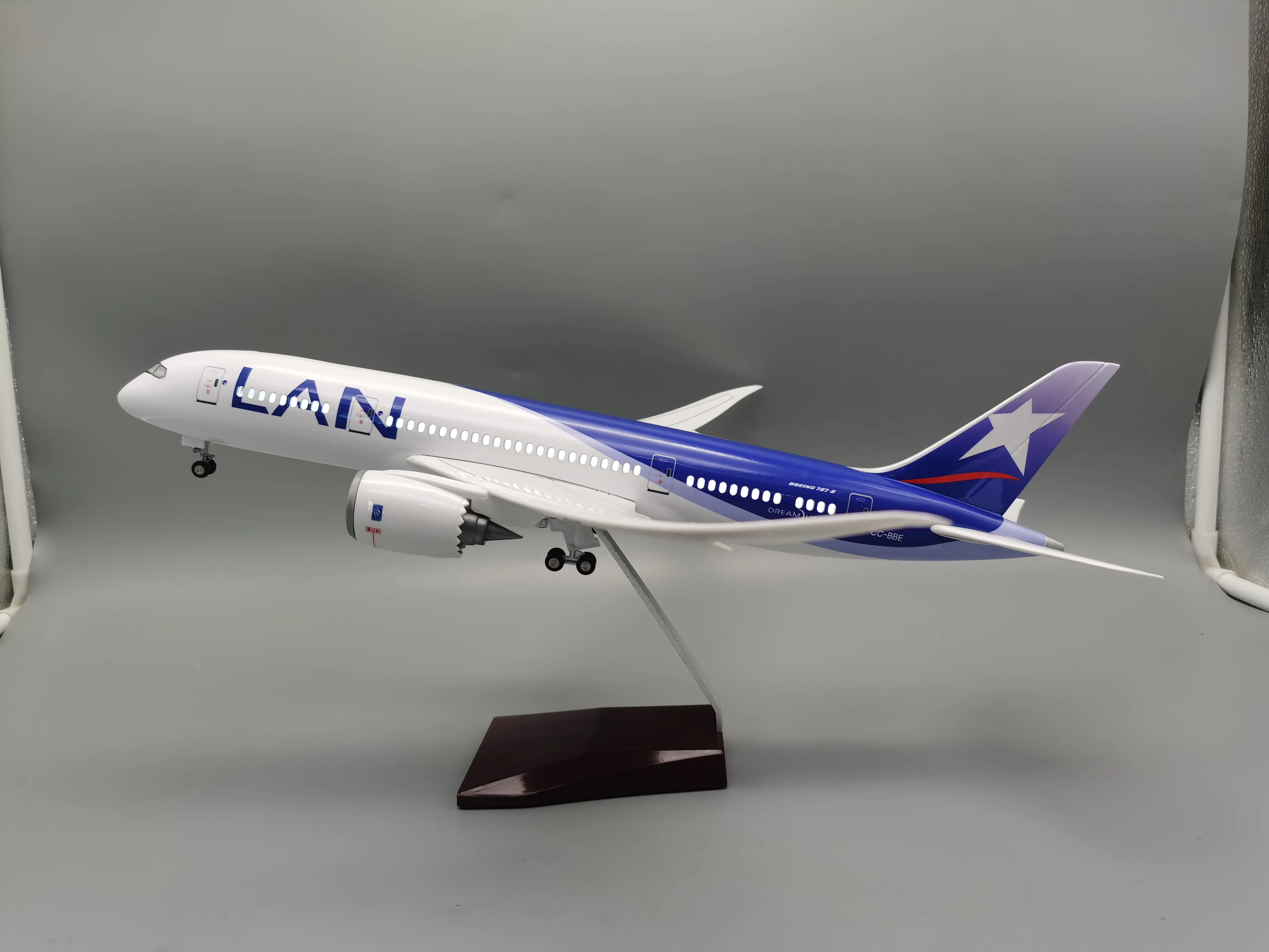 B787 نموذج طائرة 47 سنتيمتر تشيلي LAN طيران نموذج طائرة 1/130 مقياس مصغر مع الضوء والعجلة للتجميع أو العرض