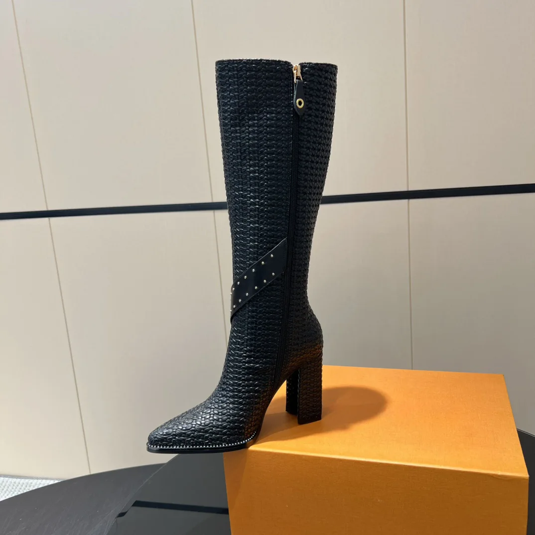 رائجة البيع الأحذية النسائية منتصف العجل الأحذية حذاء من الجلد العجل الأحذية لوكس تصميم مخصص قماش الجاكار أشار تو كعب مربع 9.5 سنتيمتر