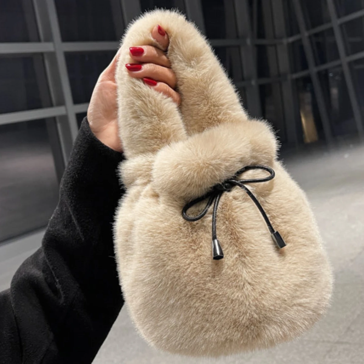 

Women Plush Handbag Versatile Stylish Bucket Crossbody Bag Autumn Winter New Trendy Fashion Handheld Shoulder Hairy Fluffy Bag