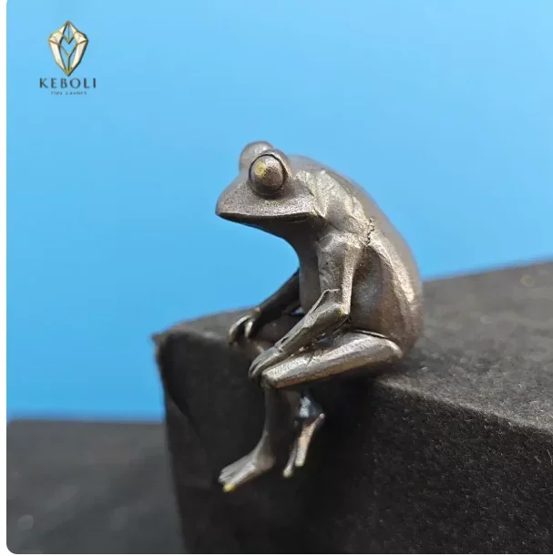Retro Brass Frog Figurine - Cute Thinking Pose Animal Statue, Vintage Metal Desktop Ornament for Home & Office Decor Gift