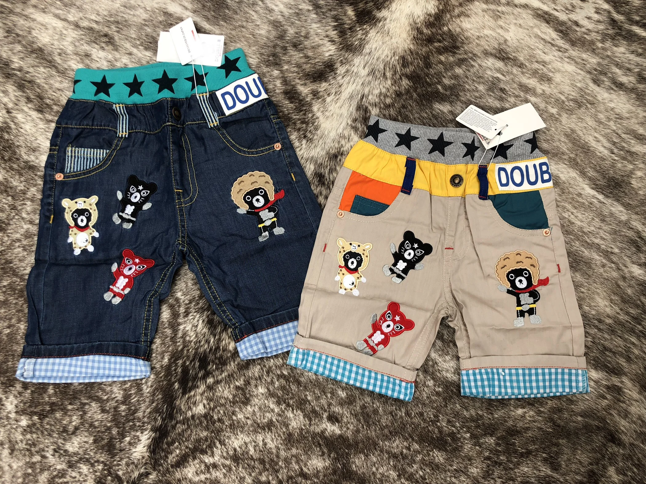 夏用薄手ソフトショートパンツ子供用男の子女の子用綿製伸縮性ウエストバンドカジュアルスタイル両面刺繍ロールアップ裾変形デザイン