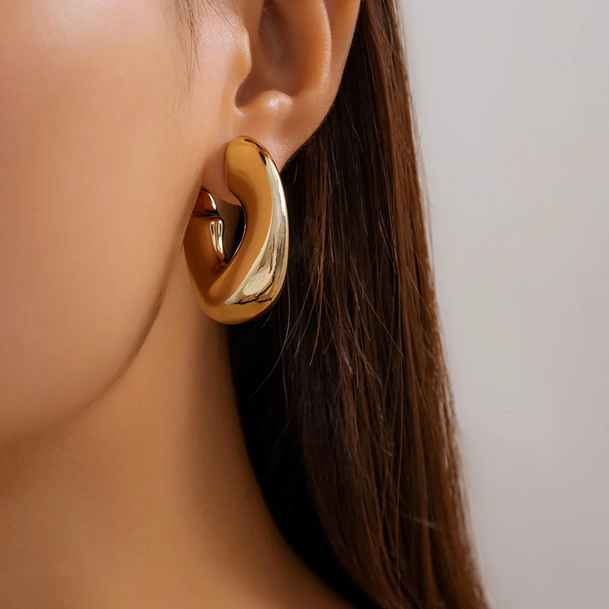 Salircon Fashion Simple Irregular C Shaped Hoop Earrings For Women Punk Y2K Geometric Huggies Earring Glossy Jewelry Party Gift