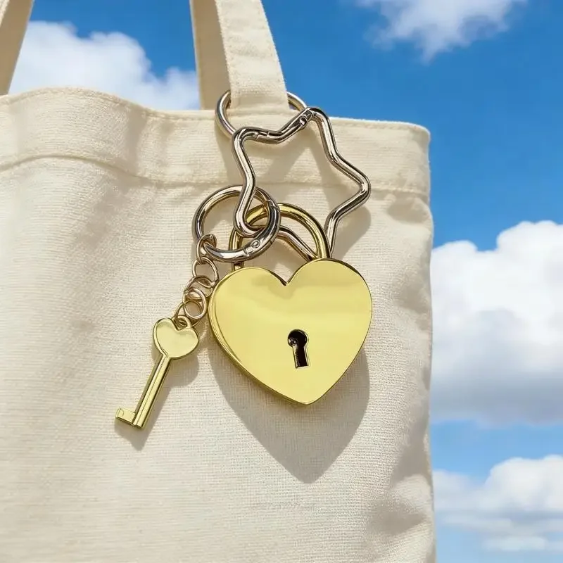 X5XA Practical Oversized Heart Lock Bag Charm With Star Clasp Stylish Bag Pendant Holder For Women Fashion Accessory
