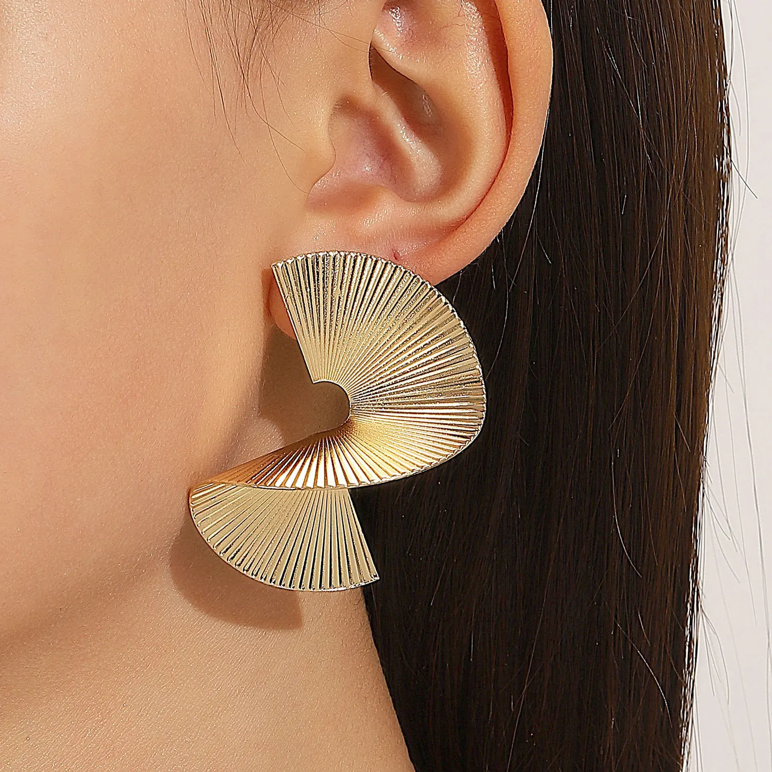Distorted Fan Design Exaggerated Fashion Big Stud Earrings for Women Europe and American Style Personality Party Ear Jewelry