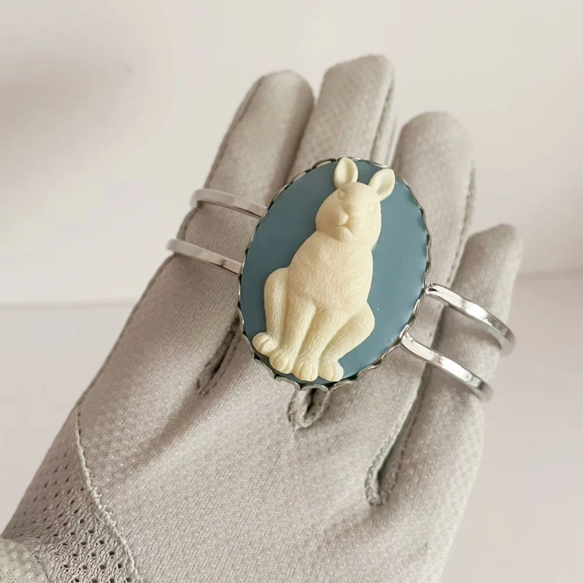 

MITTO FASHION JEWELRIES AND HIGH-END ACCESSORIES BRASS CUFF OVAL RABBIT CAMEO WOMEN DRESS BANGLE