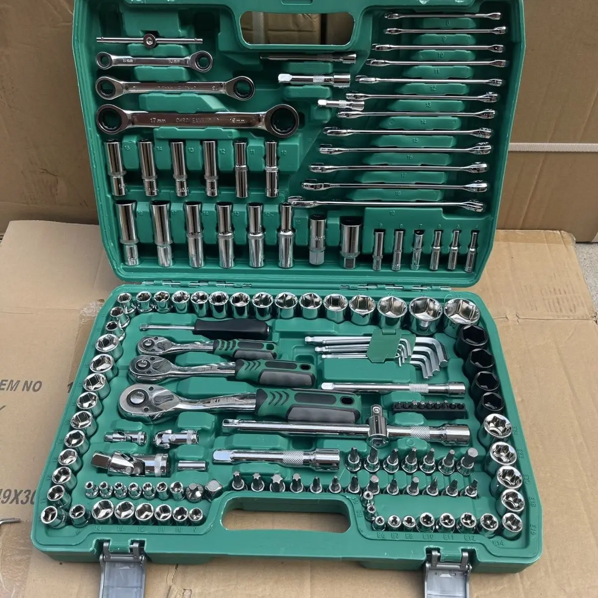 121-Piece auto repair tool set socket wrench combination