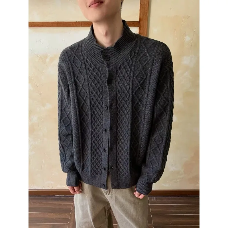 Cárdigan de punto con cuello alto para hombre, diseño de rombos tipo Aran, botones en la parte delantera, manga larga, tejido grueso y cálido, estilo informal, corte holgado, ideal como prenda de abrigo.
