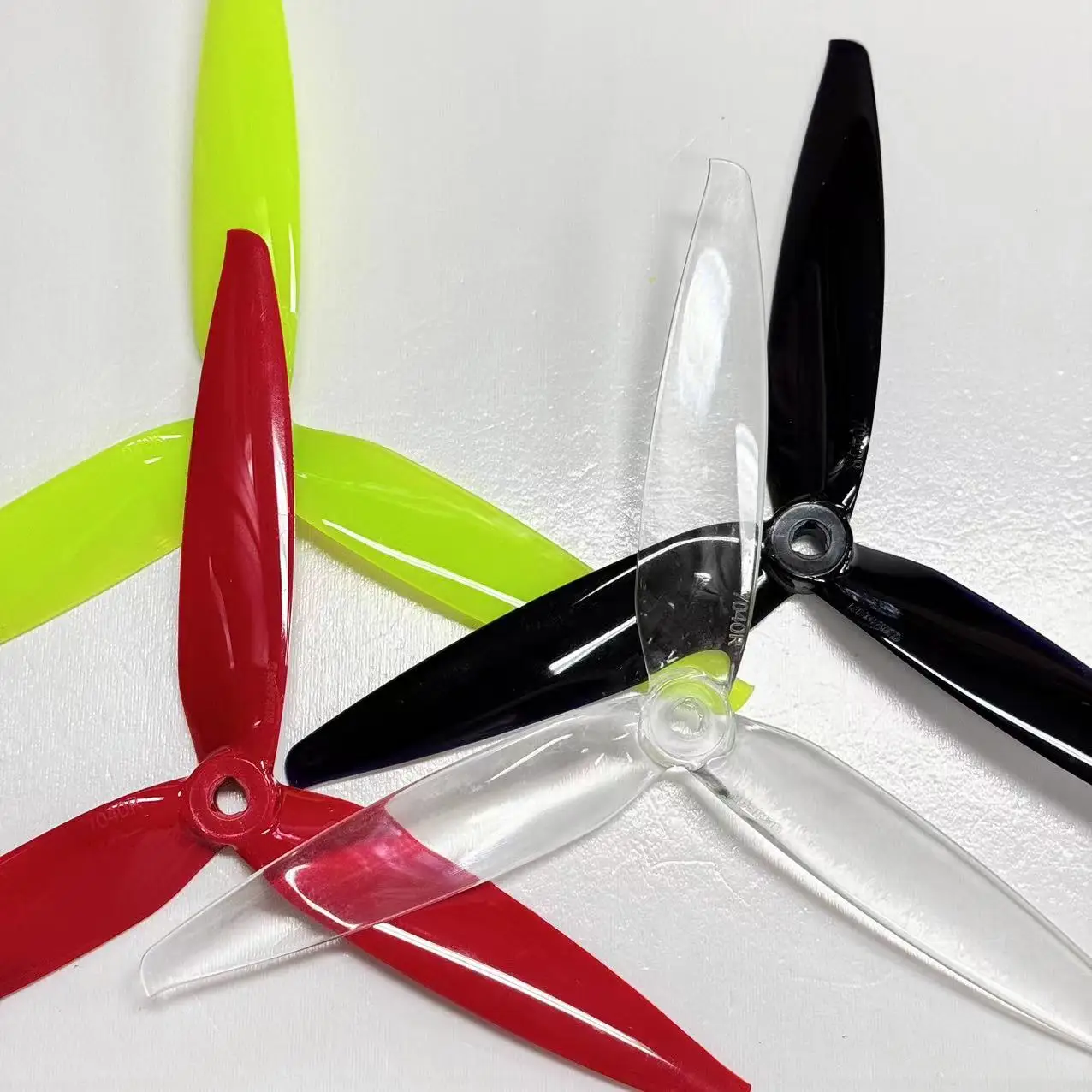 2 pair 4 colors Gemfan 7040 7.0x4.0 FPV PC 3 propeller Prop Blade CW CCW shaft through the machine more special motor 2407