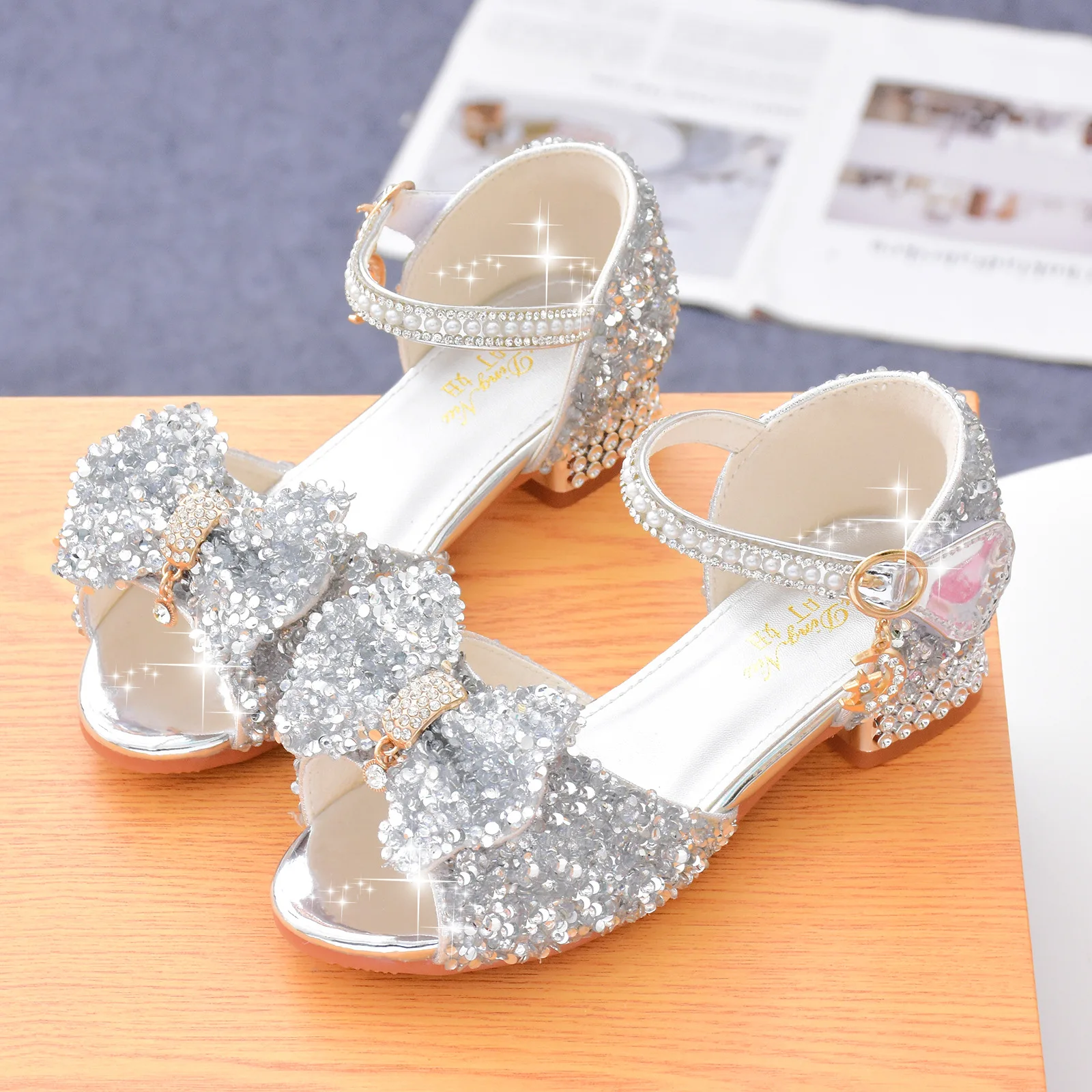 Children\'s Sandals Summer Princess Crystal Shoes 2024 New Girls High Heels Fashion Sequins Girls Soft Bottom Performance Shoes