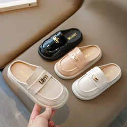 Sandały dziecięce dla dziewczynek 2024 Summer New Girls Covered Toes Flat Leather Slippers Casual Lazy Metal Korean Kids Fashion Flats