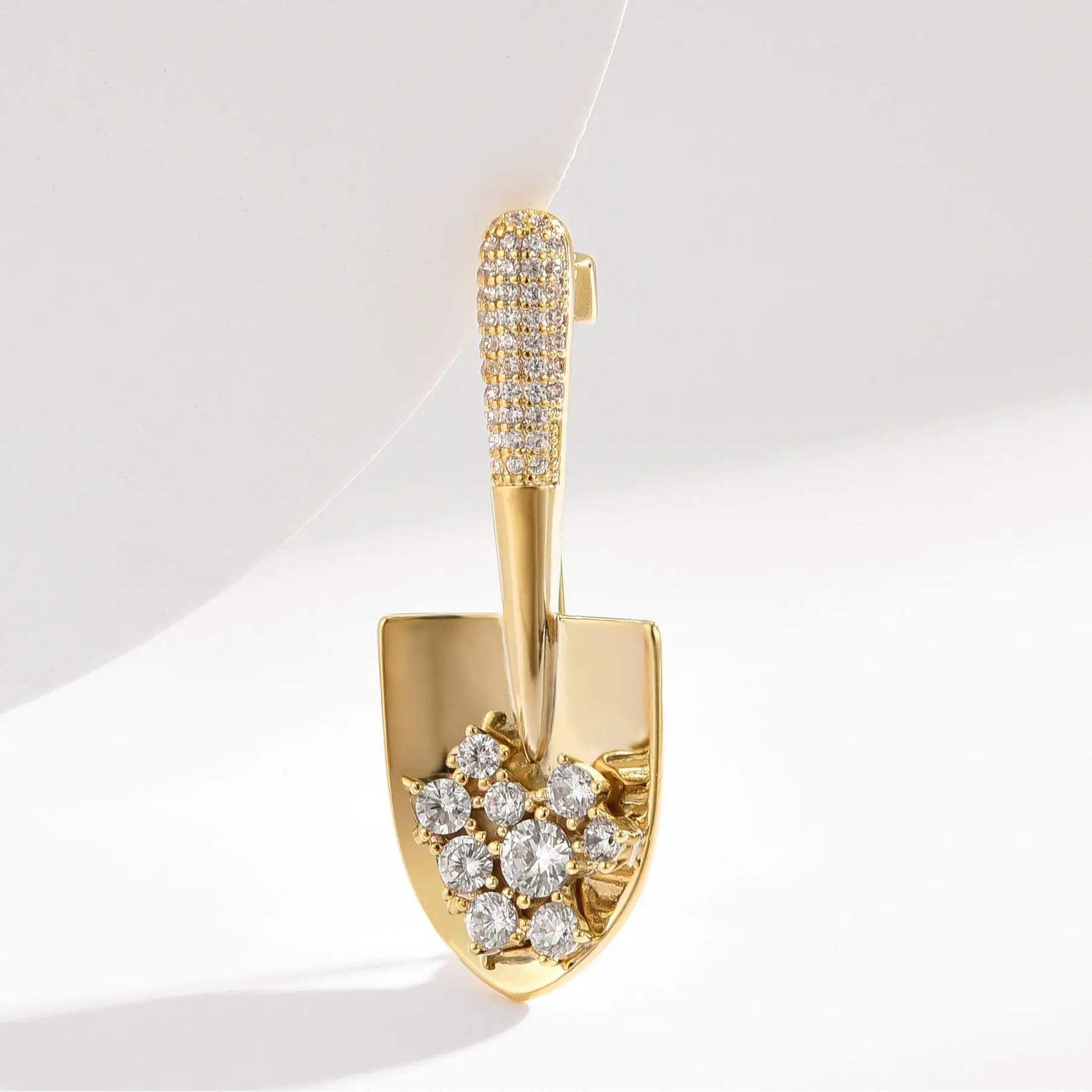 Unique Design Gold Color Rhinestone Shovel Brooches for Women Men Dripping Oil Metal Pins Suit Jewelry Accessories