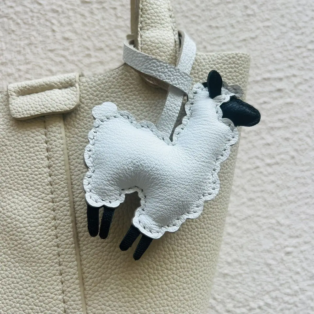 Cute bag charm, genuine leather car white alpaca handmade cowhide keychain decoration, simple and adorable gift
