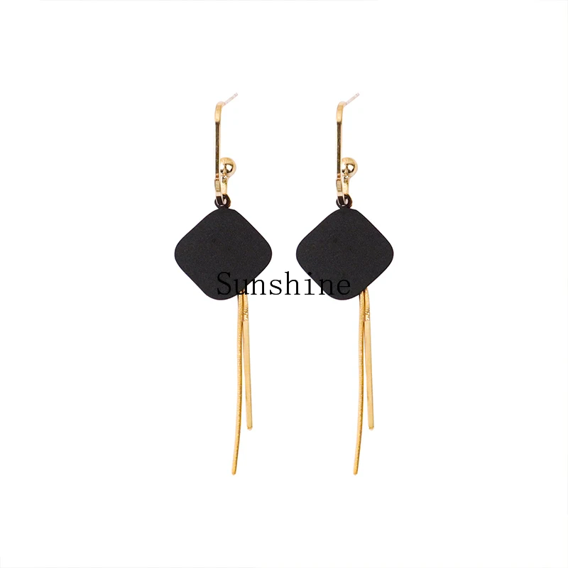 

Black square fringed earrings, explosive temperament, high-end earrings.