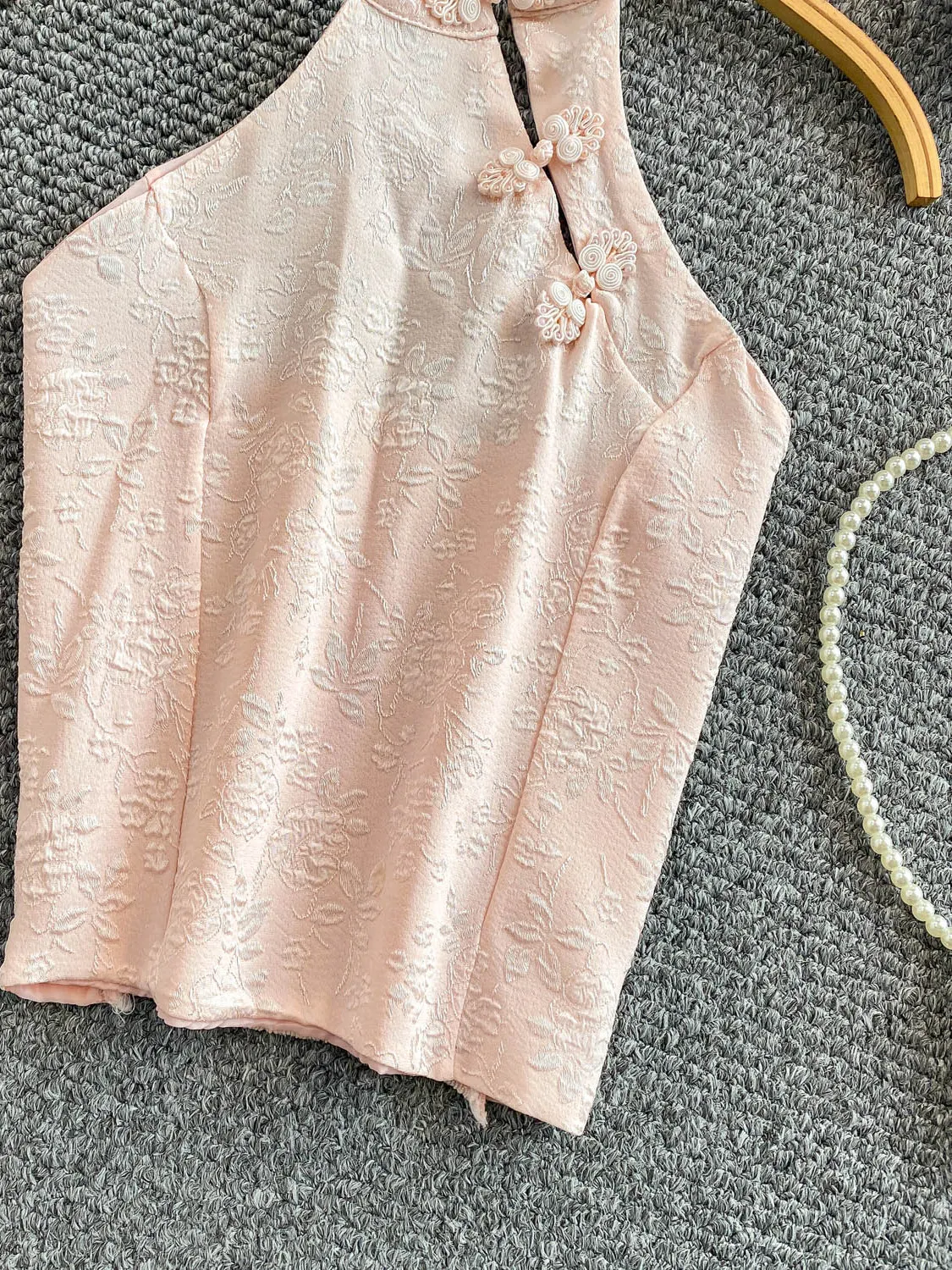 新しい中国風レトロセクシーなショートトップ女性のノースリーブベスト重い刺繍ネックハンギングデザイン痩身ファッショナブル