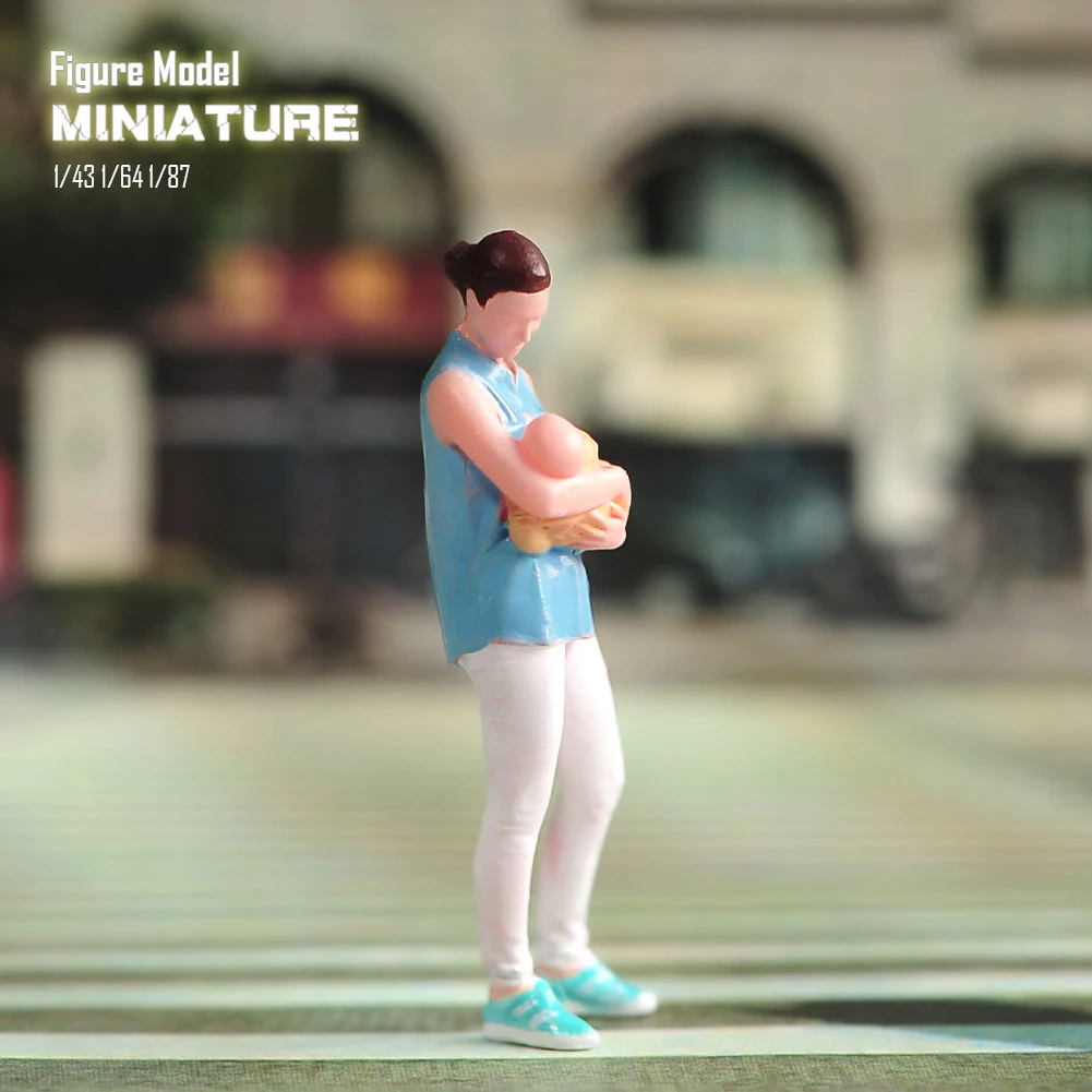 Bemalte Miniaturen Modell 1/43 1/64 1/87 Eine große Mutter hält ihr Kind in ihren Armen Unbemalte Figur Modell Spielzeug Ansicht Dekoration