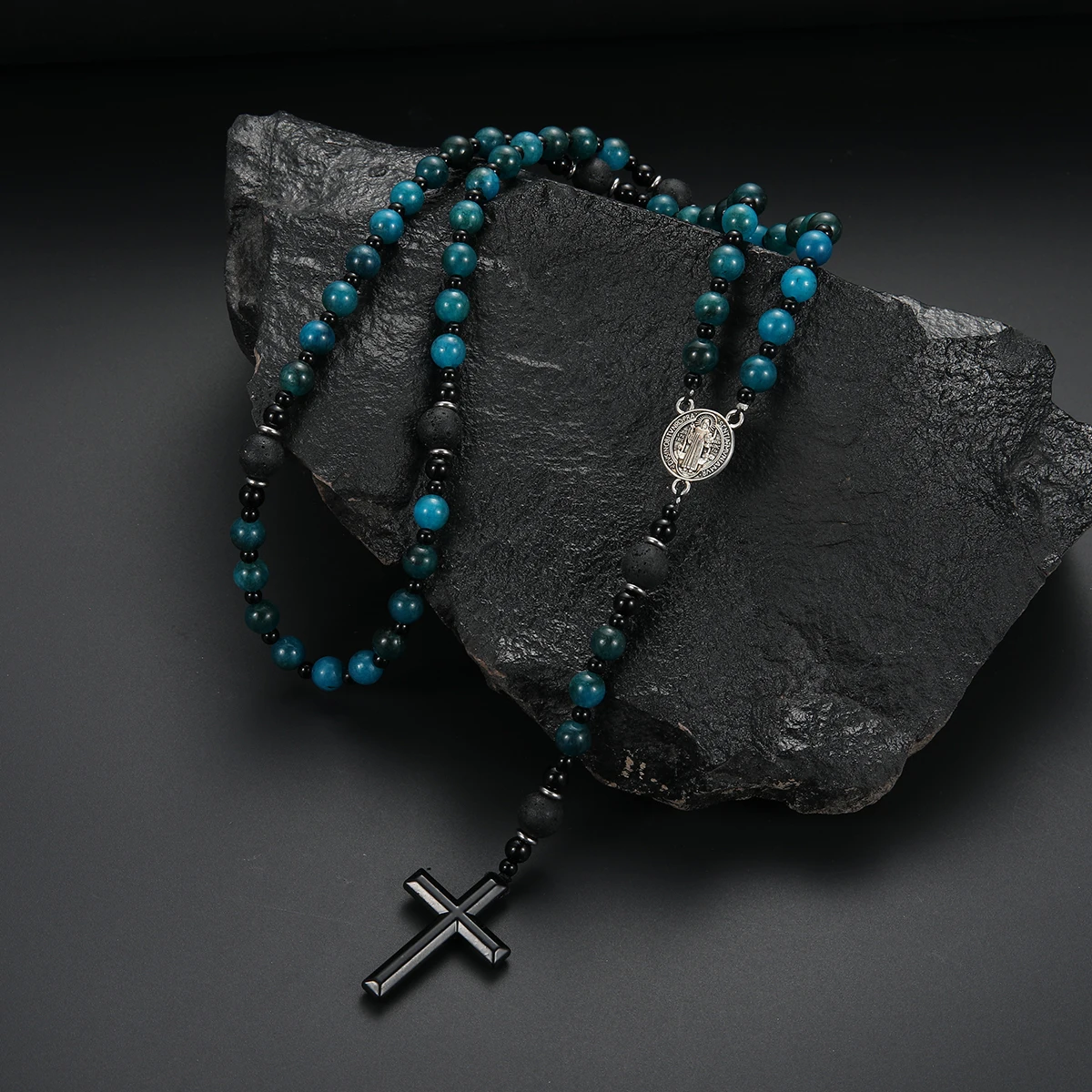 قلادة عصرية ورائعة من الأحجار الكريمة باللون الأزرق من الخرز القديس بنديكت كروس للرجال والنساء هدية مسبحة