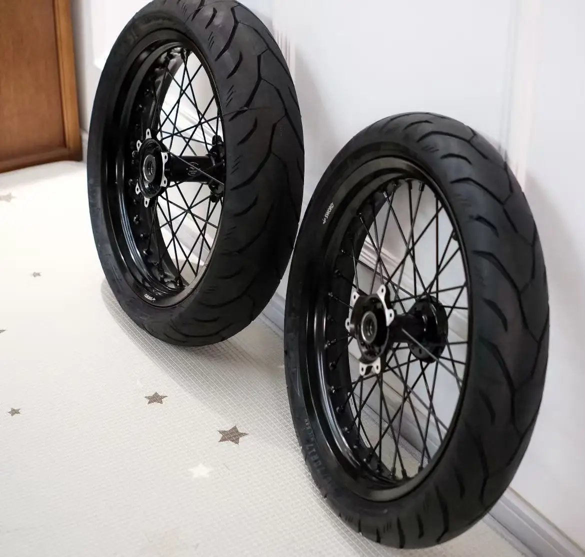 High-Perfomance Good Quality Complete Street Tire Set Slick Road Tires  Supermoto Wheelset Kit