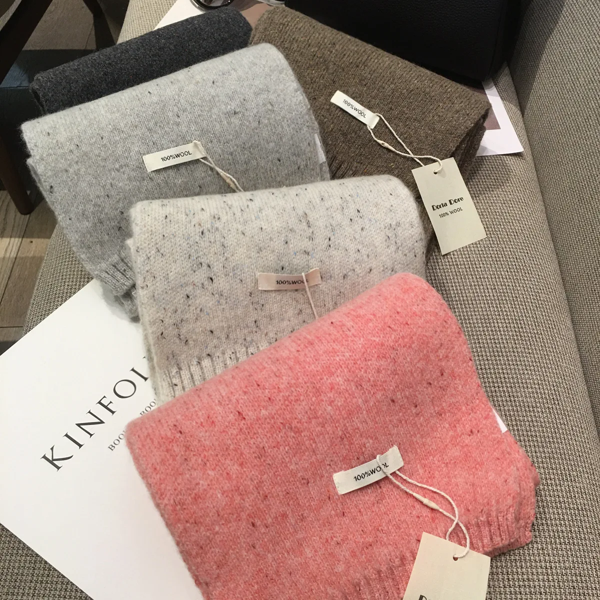 

Зима 2025 года, новый женский шарф из австралийской шерсти, 100% женский шарф с цветочным принтом для защиты шеи и тепла, кашемировый шарф для пар, внешняя шаль