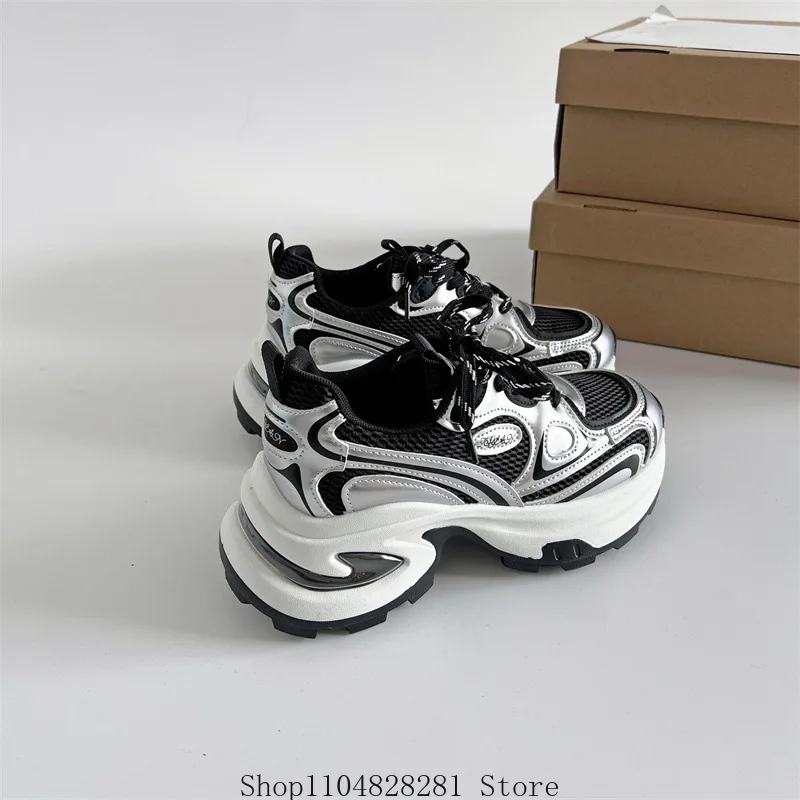 Der Modetrend 2025, erhöht die Höhe der neuen Herbst- und Winterprodukte mit dicken Sohlen und plüschiger, leichter Sportschuh