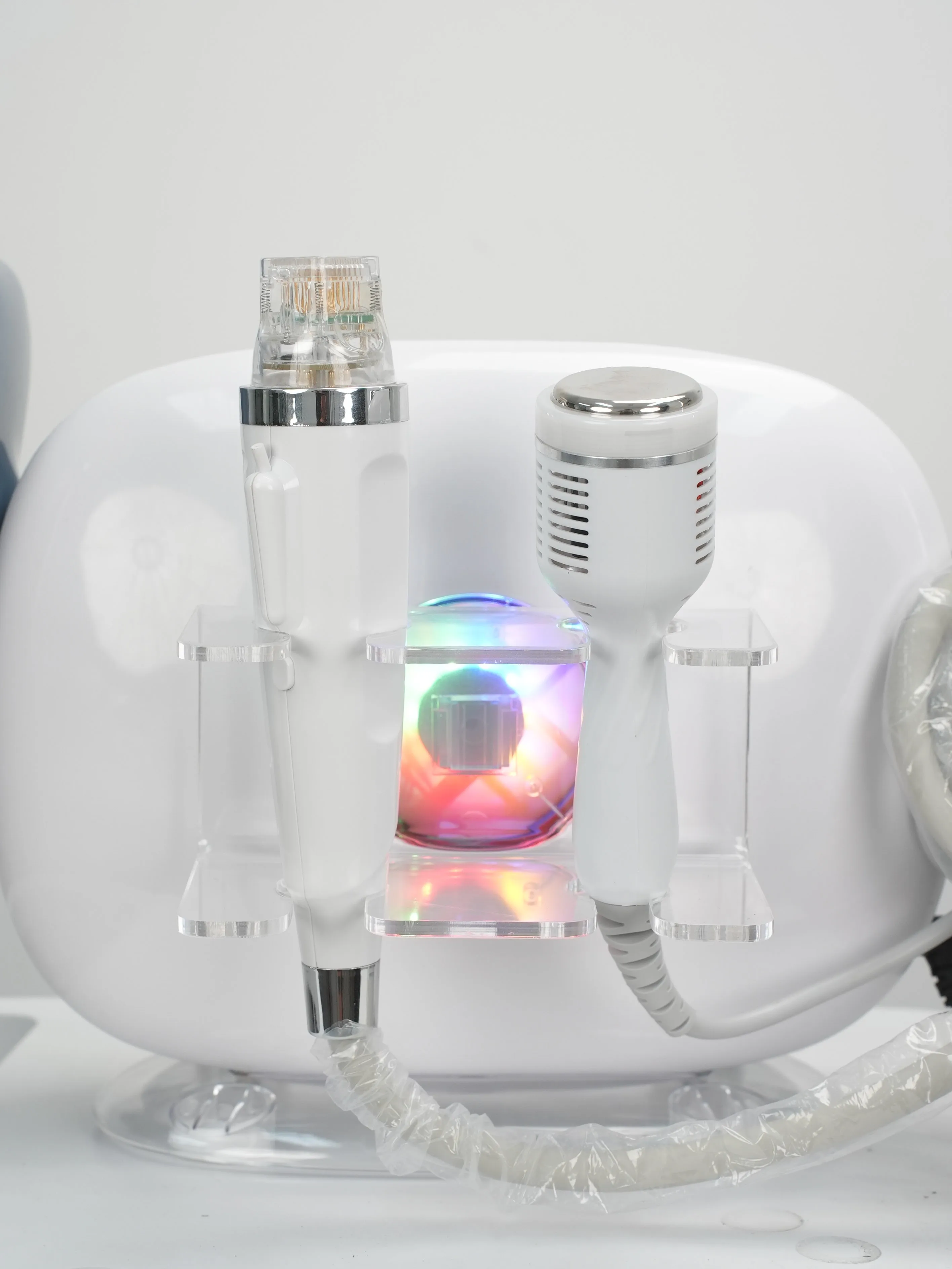 Image of Goldenes Fraktionales RF-Microneedling-Gerät zur Hautstraffung, Anti-Aging, Aknenarben-Entfernung, Gesichtslifting, Salon-Schönheitsgerät