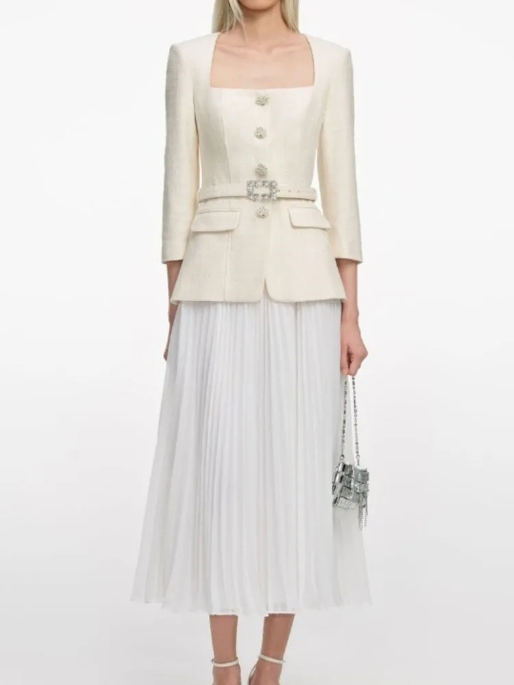 เดรสแฟชั่นผู้หญิง QMQA แบบต่อผ้าสองชิ้นปลอม ดีไซน์หรู คอเหลี่ยม แขนยาว มีเข็มขัด จับจีบ รุ่นใหม่ปี 2026 รหัสสินค้า M1010