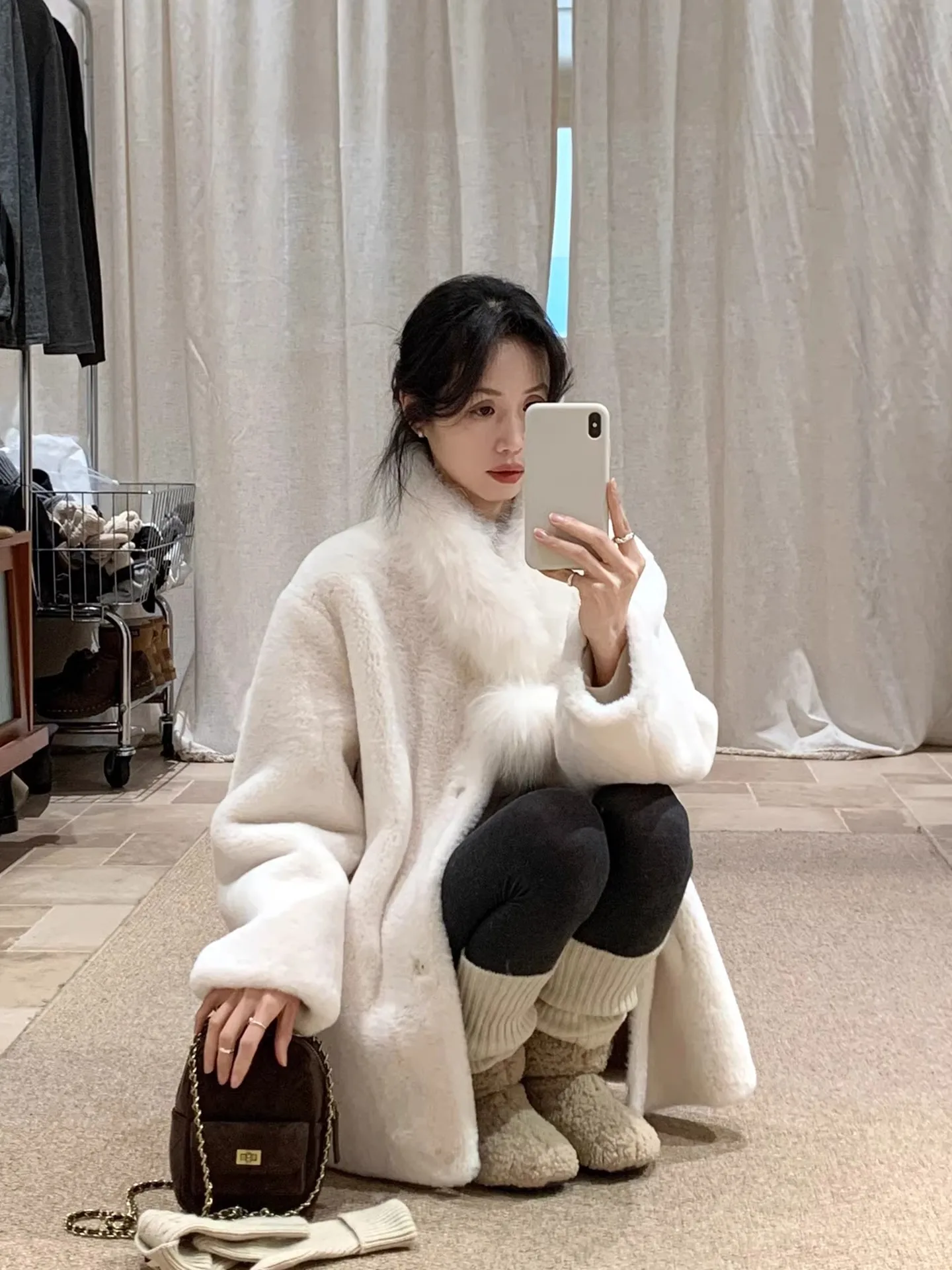 

Корейская утепленная теплая короткая куртка-пальто для женщин с шарфом и новым дизайном, белым меховым воротником, верхняя одежда для дам