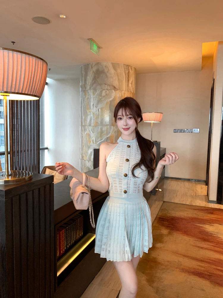 

Женский летний комплект M900 2026: облегающее вязаное платье без рукавов и плиссированная юбка, модный дизайн с вырезом на шее