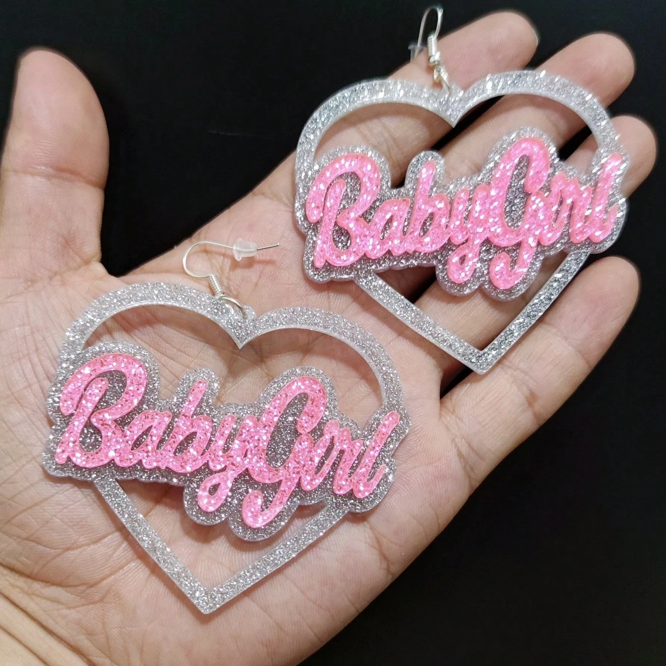 KUGUYS Herzförmige Babygirl-Babydoll-Ohrringe für Damen, glitzernder Acryl-Schmuck, Accessoires für Musikfestivals – Detail 5