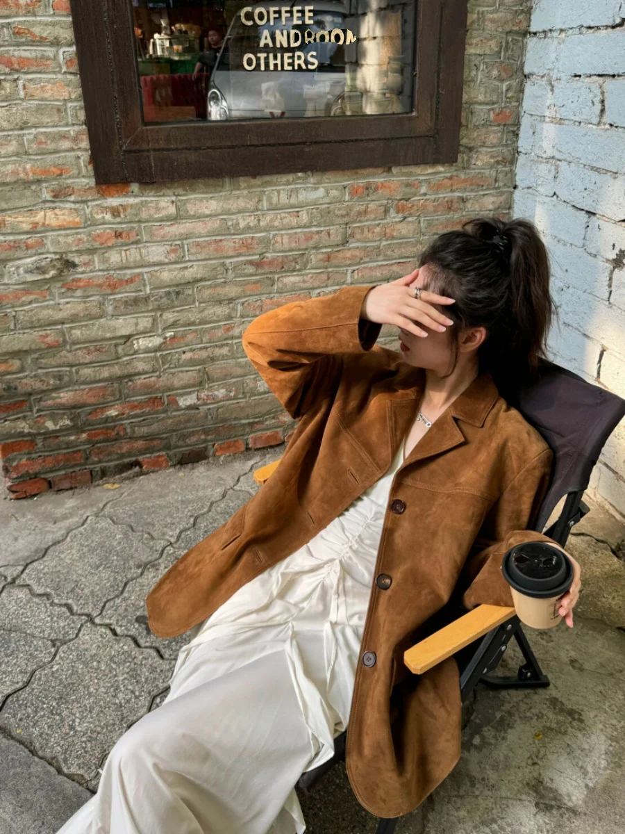 

Женский замшевый жилет, пальто, новинка 2025, ретро, Гонконг, Sle, коричневый цвет, качество соответствия, все размеры, маленький, красивый, для поездок на работу, ветер