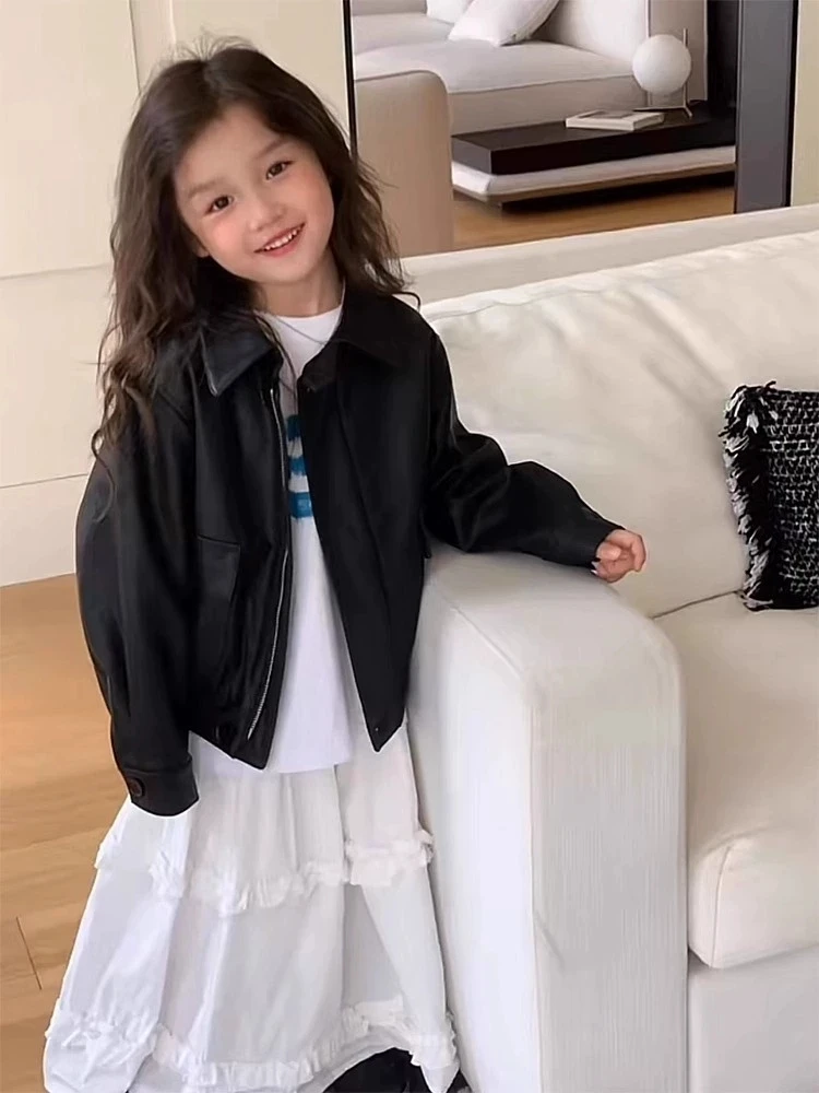 

Корейская детская одежда 2026: Новая модная кожаная куртка для девочек, рубашка с высоким воротником, джинсы прямого кроя (весна-осень)