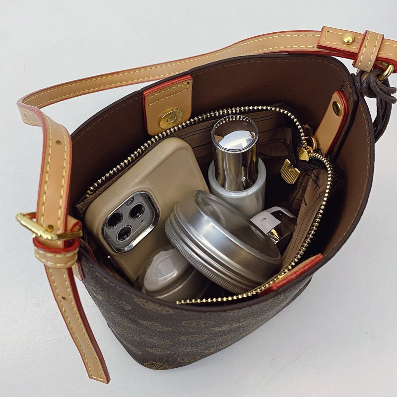 Elegant Luxury High-End Shopper Bag for Women with Large Capacity Commuter Friendly Solid Color and Trendy Fashion