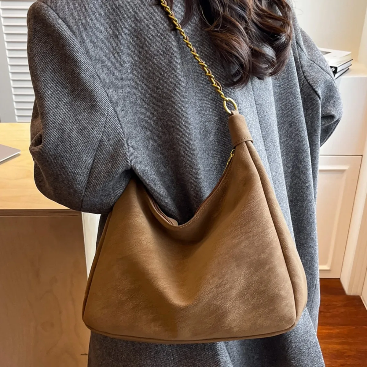 

Vintage Suede Tote Bag for Women 2026 New – Large Capacity Commute Shoulder Bag, Korean Style Casual Hobo Bag for Work
