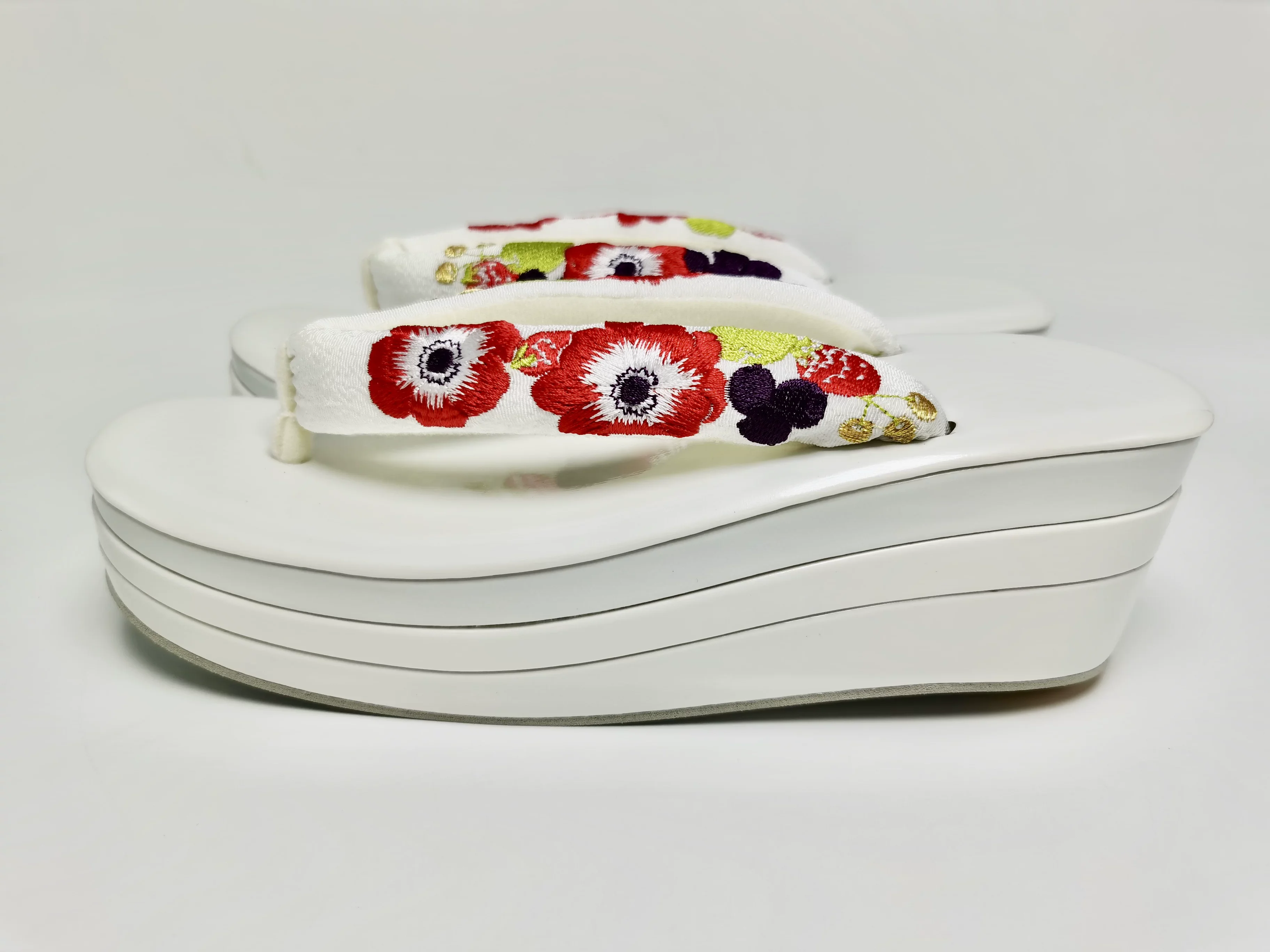 Japanese Women's Formal Zori Sandals – Three-Tier Traditional Geta for Kimono, Furisode & Cosplay Elegant Footwear for Cultural