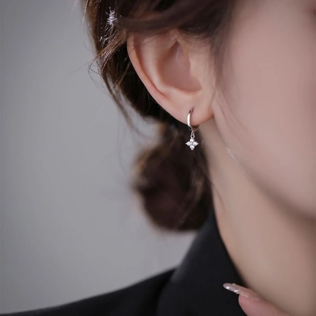 European And American Fashion Light Luxury Personalized Flower Four-Leaf Clover Earrings Women's Niche Design High-End Exquisite image 4