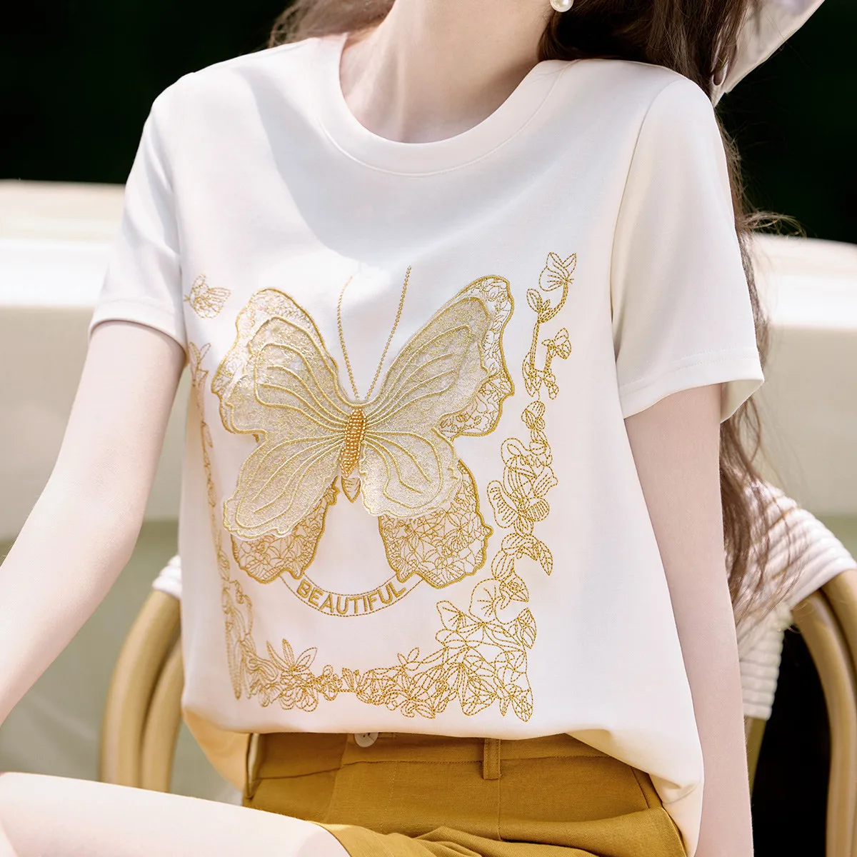 LOUIS YAO รูปแบบผีเสื้อปักแขนสั้น 2025 ฤดูร้อนใหม่สไตล์ Micro ยืดหยุ่นรอบคอผู้หญิงเสื้อยืด