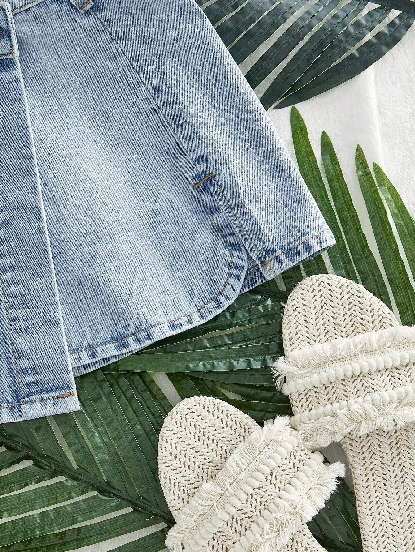 تنورة قصيرة من الدنيم الفاتح بتصميم ملفوف غير متماثل