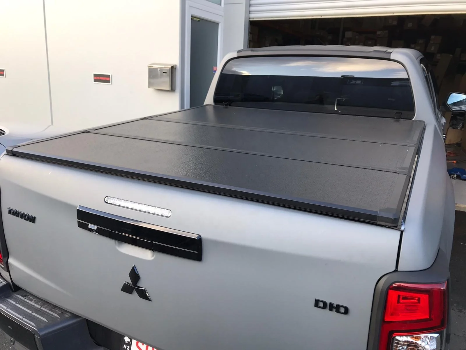 High Quality Pickup Truck Bed Cover Hard Tri-Fold Folding Tonneau Cover for Ford F150 Ranger Navara Dmax BT50 D40 Frontier Titan