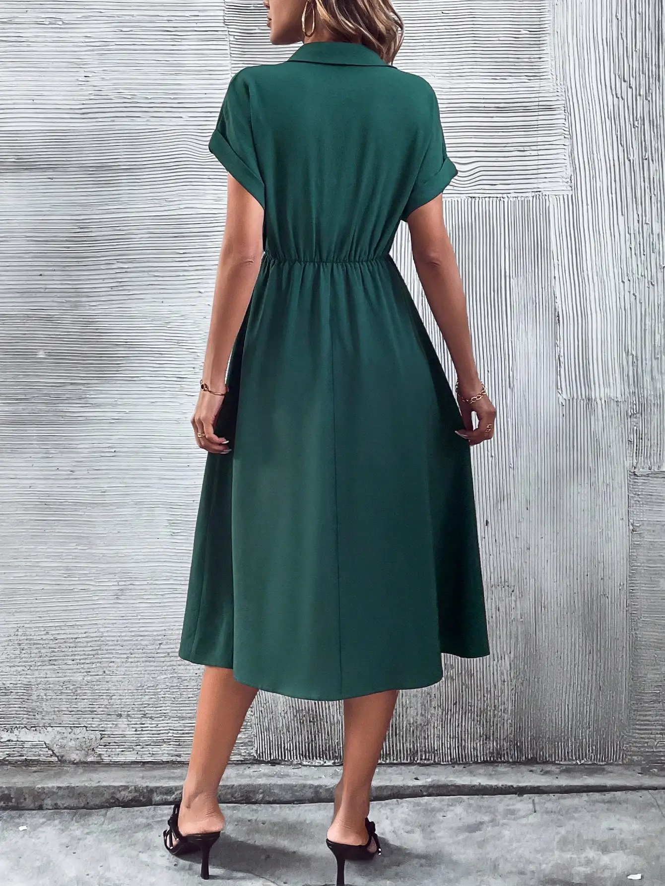 

Зеленое платье-рубашка с пуговицами спереди и эластичной талией, миди-платье А-силуэта